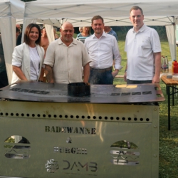 Ministerpräsident Michael Kretschmer (2.v.r.) und die regionale Landtagsabgeordnete Susan Leithoff (links) freuen sich über den Grill, den DAMB-Geschäftsführer Olaf Zachert (rechts) dem Freibad Sachsenburg sponsert.